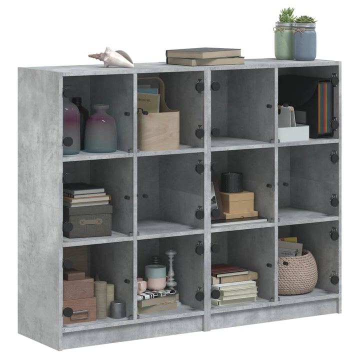 Boekenkast met deuren 136x37x109 cm bewerkt hout betongrijs