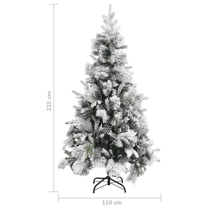 Kerstboom met dennenappels en sneeuw 225 cm PVC en PE