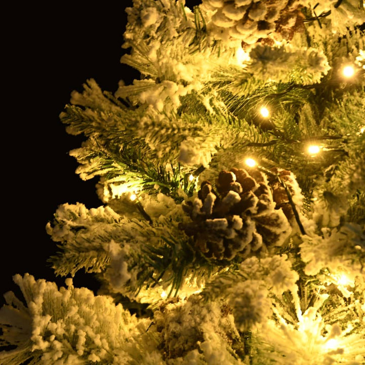 Kerstboom met LED's, dennenappels en sneeuw 150 cm PVC en PE